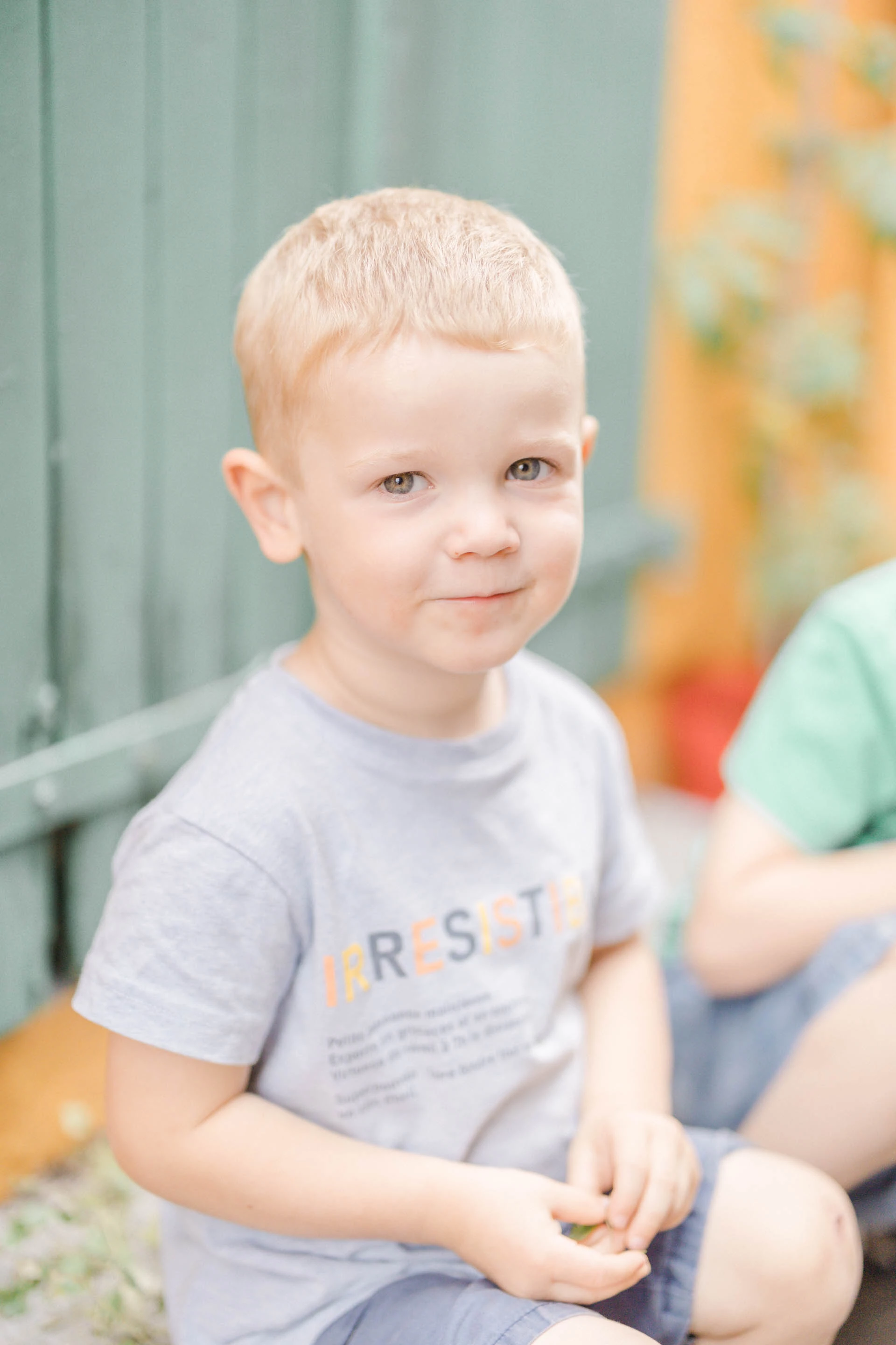 bonheur sourire enfant marron gris